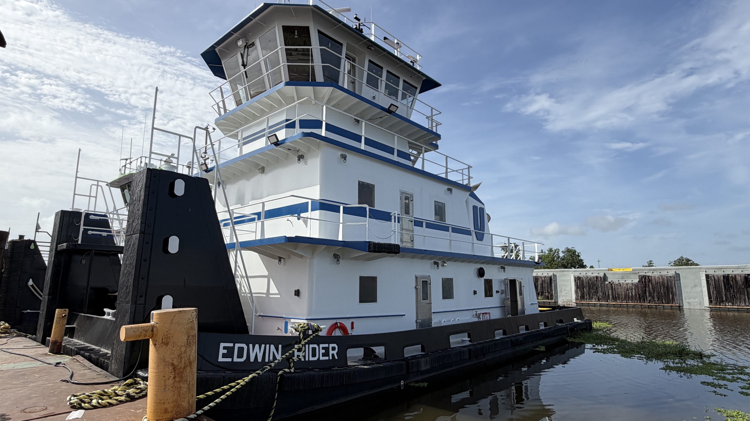 The mv. Edwin Rider, a new 1,600 hp. twin-screw towboat built by Diversified Marine for Vulcan Materials, measures 72 feet by 30 feet with a 10-foot hull depth. The vessel is powered by two Laborde Products-supplied Mitsubishi S6R2-Y3 Tier 3 engines, each rated at 803 hp. at 1,400 rpm. (Photo courtesy of Diversified Marine)